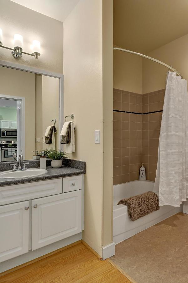 City Water View Oasis With Pool & Gym Near Cruise In Heart Of Seattle Eksteriør billede