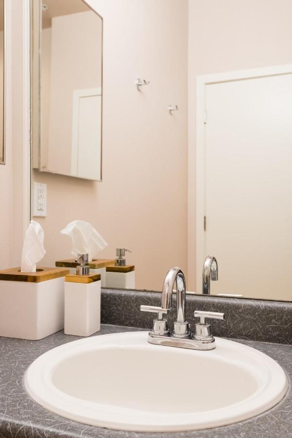City Water View Oasis With Pool & Gym Near Cruise In Heart Of Seattle Eksteriør billede