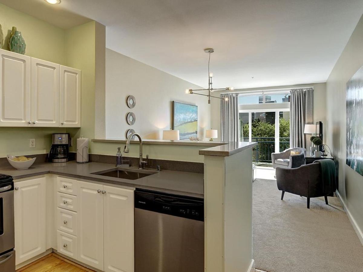 City Water View Oasis With Pool & Gym Near Cruise In Heart Of Seattle Eksteriør billede