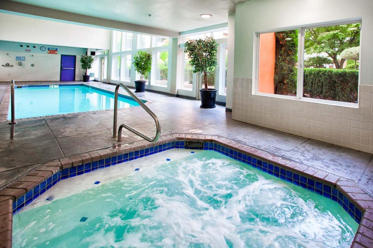 City Water View Oasis With Pool & Gym Near Cruise In Heart Of Seattle Eksteriør billede